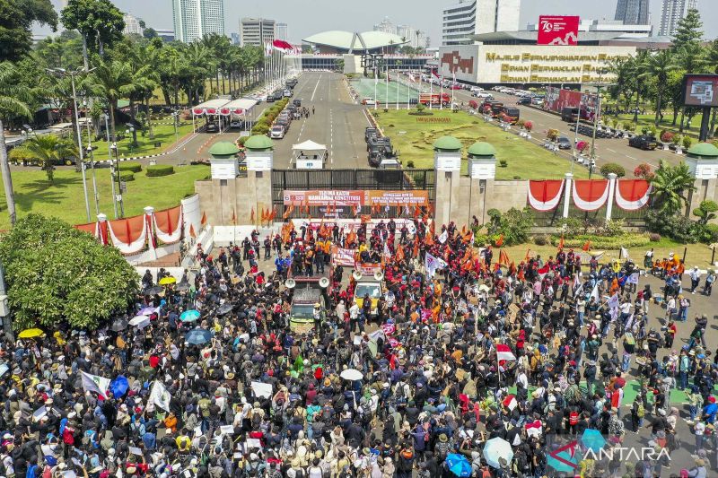 Foto udara massa aksi saat berunjuk rasa menolak pengesahan Revisi UU Pilkada di depan Gedung DPR, Jakarta, Kamis (22/8/2024). Unjuk rasa tersebut merupakan bagian dari gerakan peringatan darurat Indonesia yang viral di media sosial setelah DPR bermanuver mengabaikan putusan MK. ANTARA FOTO/Galih Pradipta/aww.
