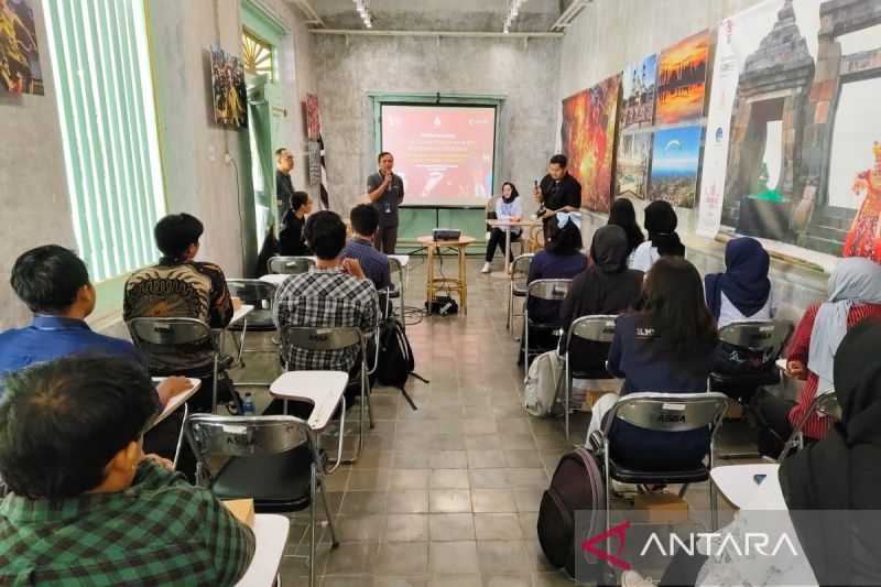 Perum LKBN ANTARA menggelar pelatihan jurnalistik lembaga pers mahasiswa dari sejumlah perguruan tinggi di Solo, Jawa Tengah, Kamis (23/8/2024). ANTARA/Aris Wasita