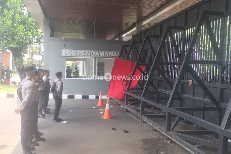 Pengunjuk Rasa Berusaha Masuk ke Gedung DPR, Rapat Ditunda