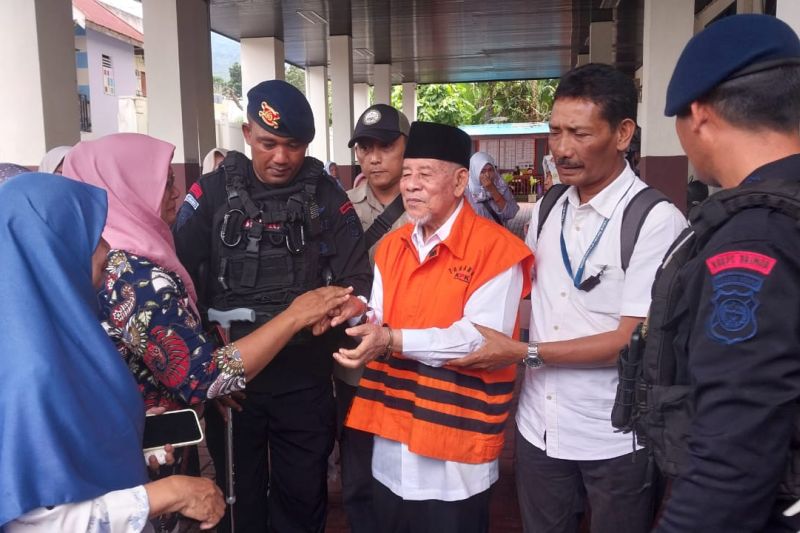 Mantan Gubernur Maluku Utara Abdul Gani Kasuba menggunakan rompi oranye dan tangannya diborgol sempat ditemui sanak keluarga usai mengikuti sidang dengan agenda tuntutan JPU KPK di Pengadilan Negeri Ternate, Kamis (22/8/2024). ANTARA/Abdul Fatah (Abdul Fatah)