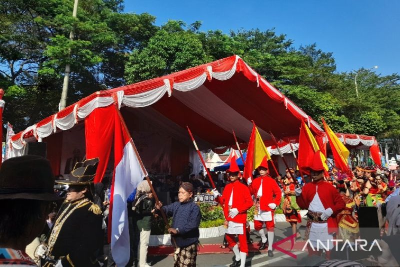 Ratusan peserta memeriahkan pawai budaya di Kota Serang dalam rangka Hari Ulang Tahun (HUT) Kota Serang yang ke 17 di Alun-alun Barat Kota Serang, Kamis (22/8/2024). (ANTARA/Desi Purnama Sari)