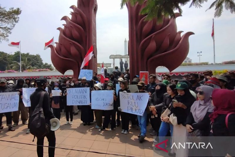 Ratusan mahasiswa dan masyarakat melakukan aksi unjuk rasa untuk mendukung pelaksanaan putusan Mahkamah Konstitusi (MK) di Tugu Pahlawan Surabaya, Kamis (22/08/2024). (ANTARA/Faizal Falakki)