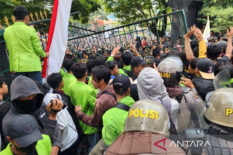 Polisi menjaga demonstrasi mahasiswa di pintu belakang Gedung DPRD Provinsi Jawa Tengah, Kamis (22/8/2024). ANTARA/I.C. Senjaya