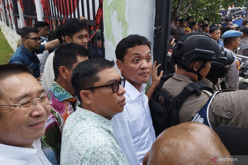 Wakil Ketua Komisi III DPR RI Habiburokhman, Ketua Badan Legislasi DPR RI Wihadi Wiyanto, dan Wakil Ketua Badan Legislasi DPR RI Achmad Baidowi saat hendak menemui massa aksi di depan kompleks parlemen, Jakarta, Kamis (22/8/2024). (ANTARA/Bagus Ahmad Rizaldi)
