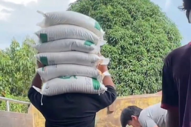 Bulog Putussibau melakukan penyaluran bantuan pangan di wilayah Kabupaten Kapuas Hulu, Provinsi Kalimantan Barat. ANTARA (Teofilusianto Timotius)