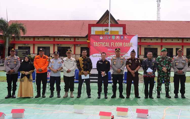 Kapolres Sukamara AKBP Telly Alvin berfoto bersama usai melaksanakan tactical floor game, Kamis, 22 Agustus 2024. (FOTO: NORHASANAH)