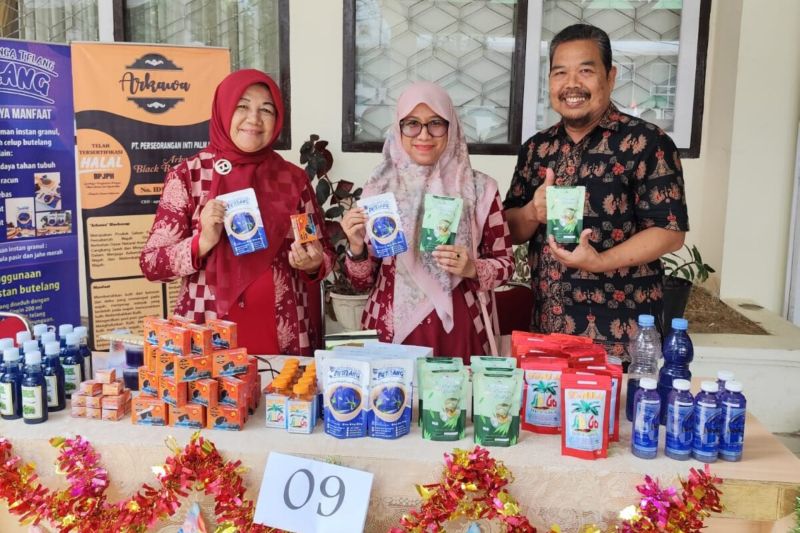 Uce Lestari Dosen Unja (tengah) menunjukkan inovasi teh celup berbahan daun Sungkai (tanaman khas Jambi) yang dapat meningkatkan imun tubuh. (ANTARA/HO-Universitas Jambi)