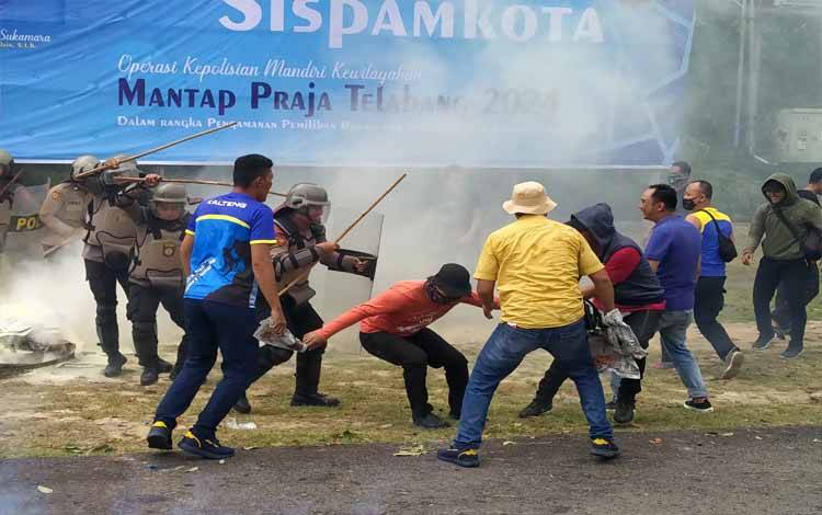 Pelaksanaan simulasi sispamkota didepan kantor KPU Sukamara, Kamis, 22 Agustus 2024. (FOTO: NORHASANAH)