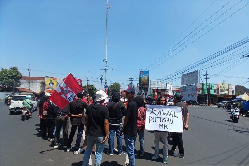 Aksi unjuk rasa GMNI Jember untuk kawal putusan MK di bundaran DPRD Jember, Kamis (22/8/2024). (ANTARA/Zumrotun Solichah)