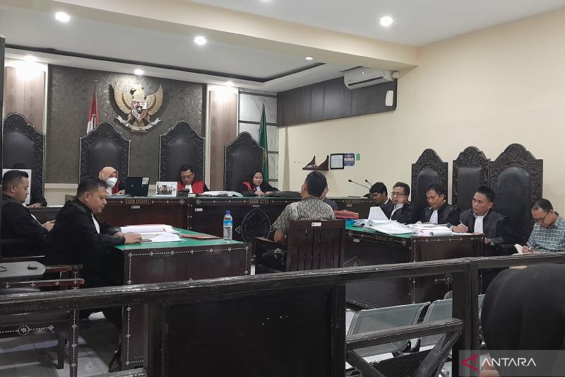Dosen Fakultas Hukum Universitas Mataram Dr. Syamsul Hidayat duduk ke hadapan majelis hakim memberikan keterangan sebagai ahli ilmu hukum pidana dalam sidang perkara eksploitasi sumber daya air di kawasan wisata Gili Trawangan dan Meno tanpa izin di Pengadilan Negeri Mataram, Kamis (22/8/2024). (ANTARA/Dhimas B.P.)