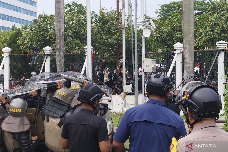 Massa mencoba masuk di pagae yang jebol di Gedung MPR/DPR/DPD, Jalan Gatot Subroto, Jakarta, Kamis (22/8/2024). (ANTARA/Bagus Ahmad Rizaldi)