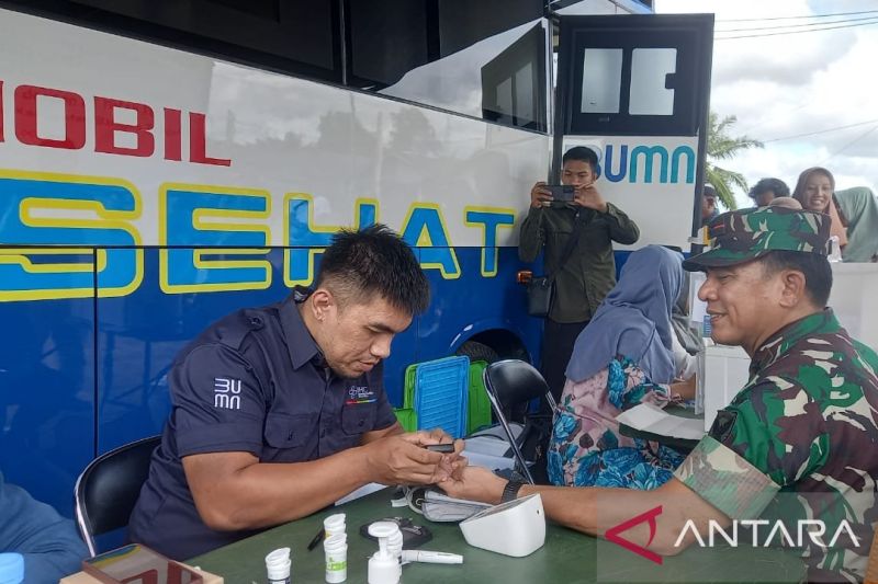 Komandan Korem 045/Gaya Brigjen TNI Safta Feryansyah memeriksa kesehatan di Mobil Sehat PT Timah Tbk pada penutupan TNI Manunggal Membangun Desa (TMMD) Ke-121 Kodim 0413 di Desa Namang, Kamis. (ANTARA/Aprionis)