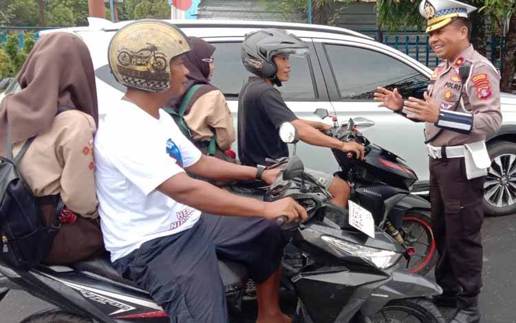 Kasatlantas Palangka Raya Ingatkan Pengendara Gunakan Helm dengan Pendekatan Humanis