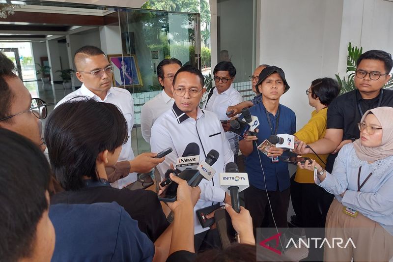 Kepala Kantor Komunikasi Kepresidenan Hasan Nasbi saat menyampaikan keterangan di kompleks Istana Kepresidenan Jakarta, Rabu (21/8/2024). (ANTARA/Andi Firdaus) (ANTARA/Andi Firdaus)