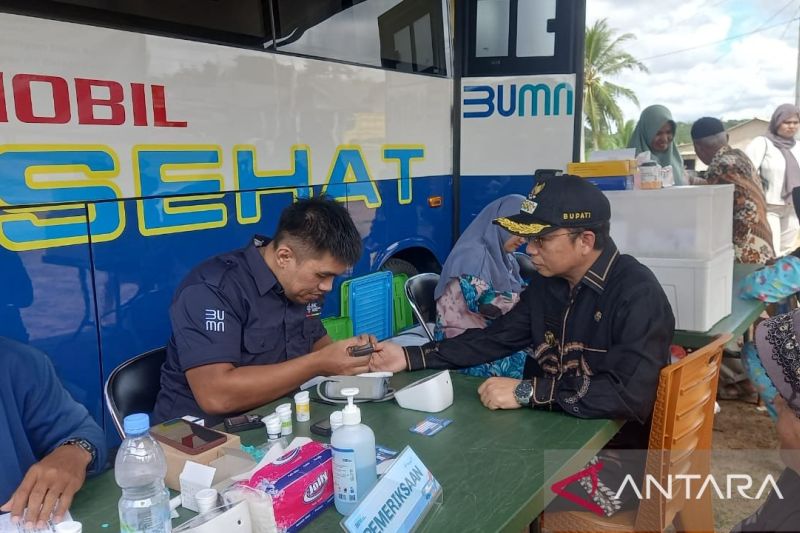 Bupati Bangka Tengah Algafry Rahman memeriksakan kesehatannya di Mobil Sehat PT Timah Tbk pada rangkaian penutupan TNI Manunggal Membangun Desa (TMMD) Ke-121 Kodim 0413 Bangka di Desa Namang, Kamis. (ANTARA/Aprionis)