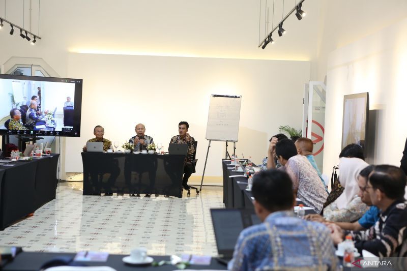 Deputi Bidang Koordinasi Revolusi Mental, Pemajuan Kebudayaan dan Prestasi Olahraga Kemenko PMK, Warsito, saat memimpin rapat di Antara Heritage Center (AHC), Jakarta, Kamis (22/8/2024). (ANTARAFOTO/Asprilla Dwi Adha)