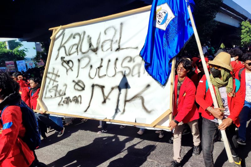 Seribuan mahasiswa dari Unhas membawa spanduk bertuliskan Kawal Putusan MK saat menuju lokasi aksi di bawah Jembatan Layang-Kantor DPRD Sulsel di Jalan Urip Sumoharjo Makassar, Sulawesi Selatan, Kamis (22/8/2024). ANTARA/Darwin Fatir.