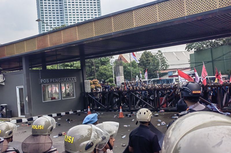 Aksi Unjuk Rasa Tolak RUU Pilkada, Pagar Gerbang Pancasila Rubuh