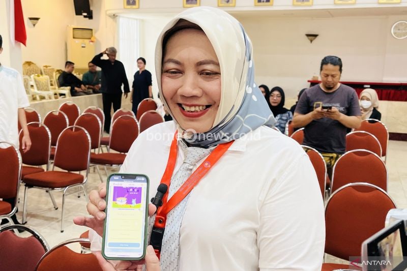 Kadisparbud Kota Bogor Iceu Pujiati menunjukkan Layanan Informasi Kepariwisataan (Laksa) yang baru diluncurkan. (ANTARA/Shabrina Zakaria)