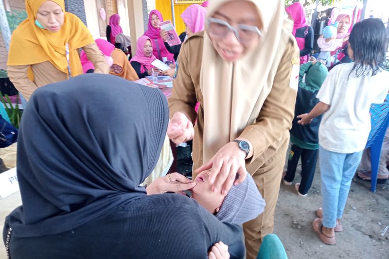 Pemberian imunisasi polio di Kota Mataram, Provinsi Nusa Tenggara Barat. ANTARA/Nirkomala