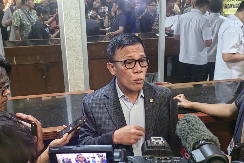 Dokumentasi - Anggota Fraksi PDI Perjuangan DPR RI Masinton Pasaribu di Kompleks Parlemen, Senayan, Jakarta, Rabu (21/8/2024). (ANTARA/Melalusa Susthira K.)