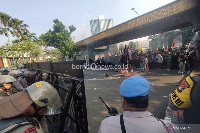 Polisi memasang barikade tambahan di gerbang belakang kompleks parlemen, Jalan Gelora, Jakarta, Kamis (22/8/2024). ANTARA/Bagus Ahmad Rizaldi