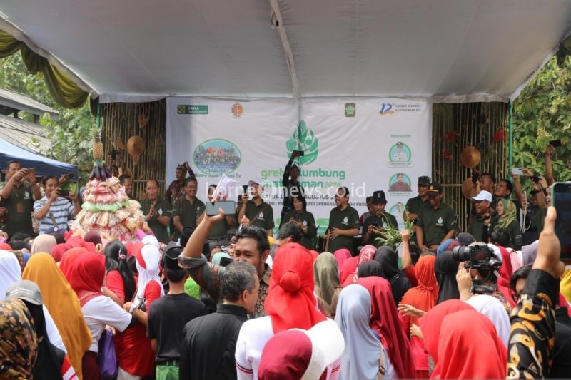 Masyarakat memadati grebek lumbung mataraman di Pasar Hewan Pengasih di Kabupaten Kulon Progo, DIY, pada Kamis (22/8). (ANTARA/Sutarmi)