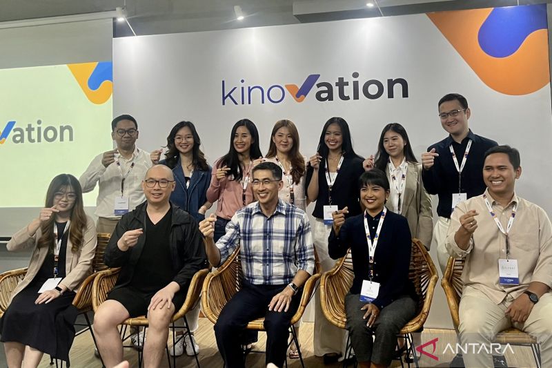 Sesi foto bersama usai konferensi pers Kinovation batch 3 di Senyawa+ Space, Cikini, Jakarta, Kamis. (ANTARA/ Putri Hanifa)