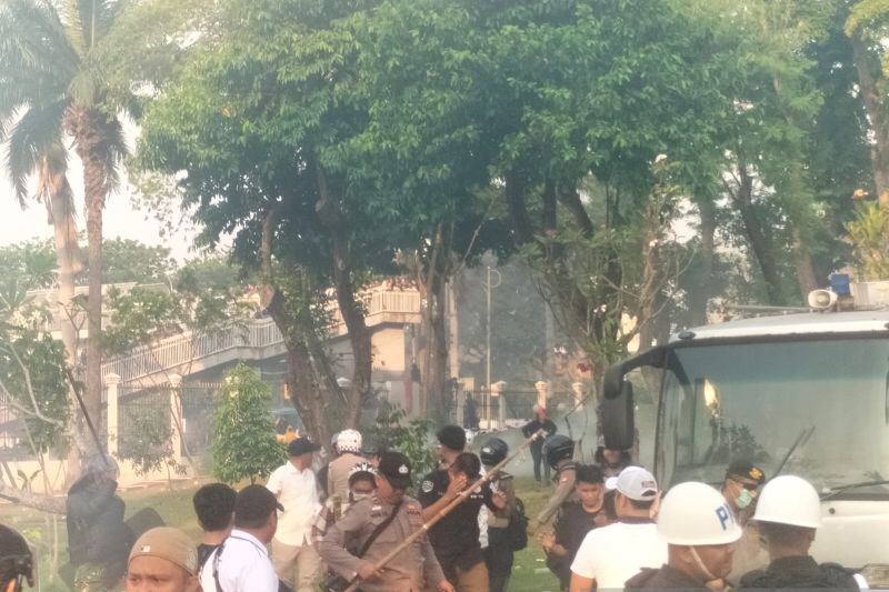 Aparat Tembakkan Gas Air Mata Saat Protes di Gedung DPR RI