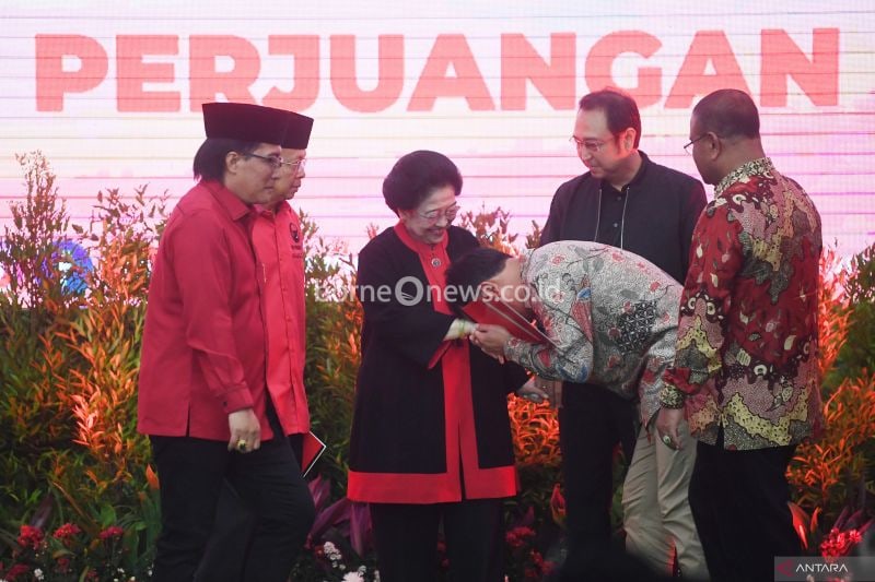Ketua Umum PDI Perjuangan Megawati Soekarnoputri (tengah) didampingi Ketua DPP Prananda Prabowo (kedua kanan) berjabat tangan dengan sejumlah bakal calon gubernur dan bakal calon wakil gubernur yang akan diusung pada Pilkada 2024 di Jakarta, Kamis (22/8/2024). ANTARA FOTO/Akbar Nugroho Gumay/foc.