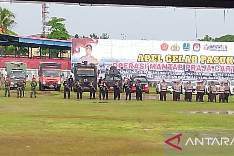 Polres Biak Numfor menggelar Gelar Pasukan Operasi Mantap Praja Cartenz 2024 di Lapangan Cenderawasih Biak, Papua, Kamis (22/8). ANTARA/Muhsidin