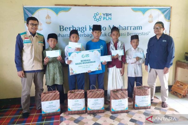 PLN Serahkan Bantuan Pendidikan untuk Santri di Sumbawa