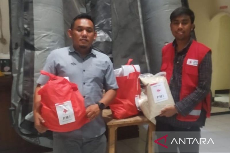 PMI Cianjur Salurkan Bantuan Beras dan Paket untuk Korban Bencana