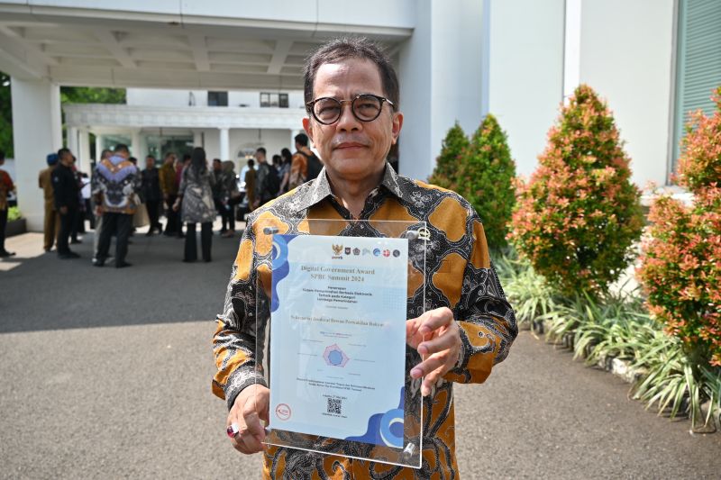 Sekretaris Jenderal (Sekjen) DPR RI Indra Iskandar usai menerima penghargaan Digital Government Award di Istana Negara, Jakarta, Senin (27/5/2024). ANTARA/HO-Humas DPR