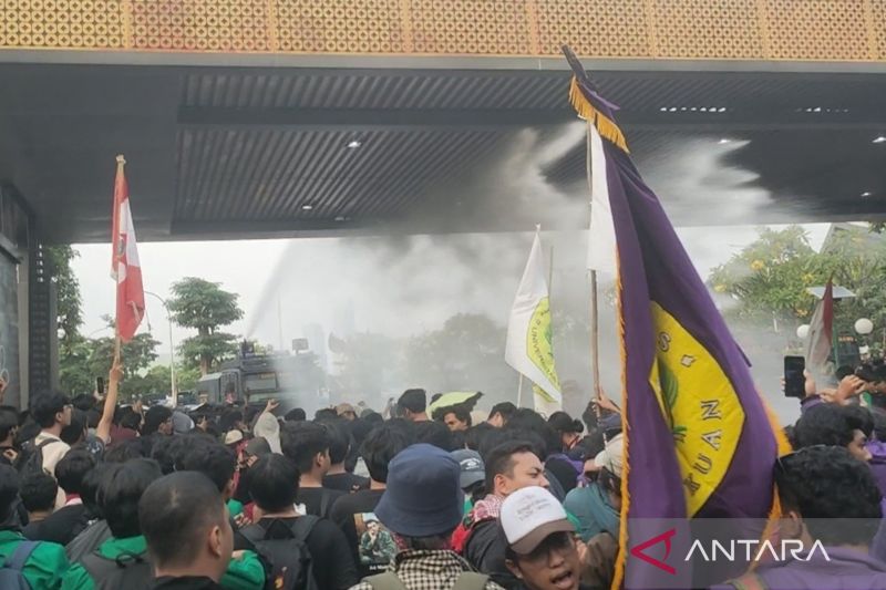 Polisi Tembakkan Water Canon pada Aksi Tolak RUU Pilkada 2024