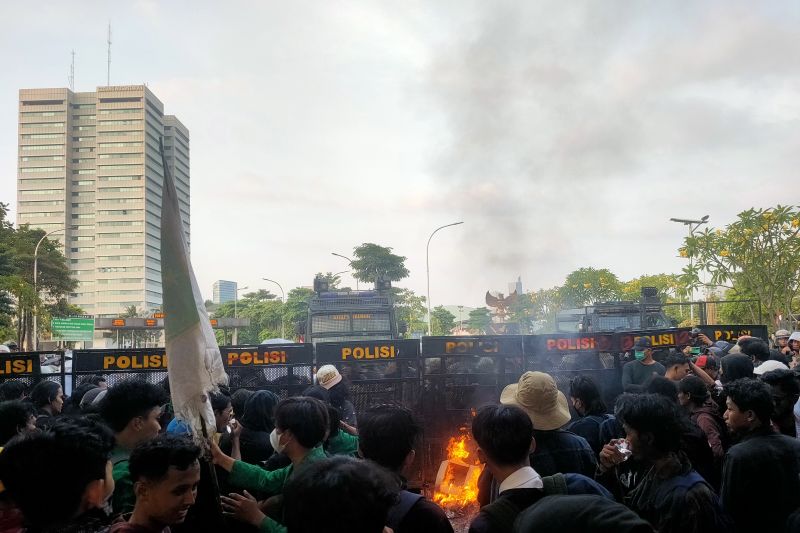 Massa aksi terkait RUU Pilkada 2024 terlibat dorong-dorongan dengan barikade besi polisi di bagian belakang gedung DPR RI usai salah satu Gerbang Pancasila yang telah roboh disingkirkan, Kamis (22/8/2024). ANTARA/Risky Syukur