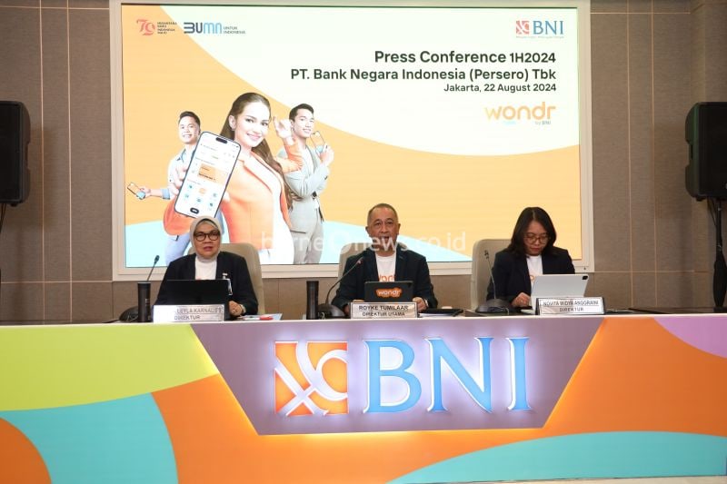 Direktur Utama BNI Royke Tumilaar (tengah) bersama Direktur Finance BNI Novita Widya Anggraini dan Direktur Retail Banking BNI Corina Leyla Karnalies (kiri) saat konferensi pers Paparan Kinerja Semester I-2024 yang disiarkan secara virtual di Jakarta, Kamis (22/8/2024). (ANTARA/HO-BNI)
