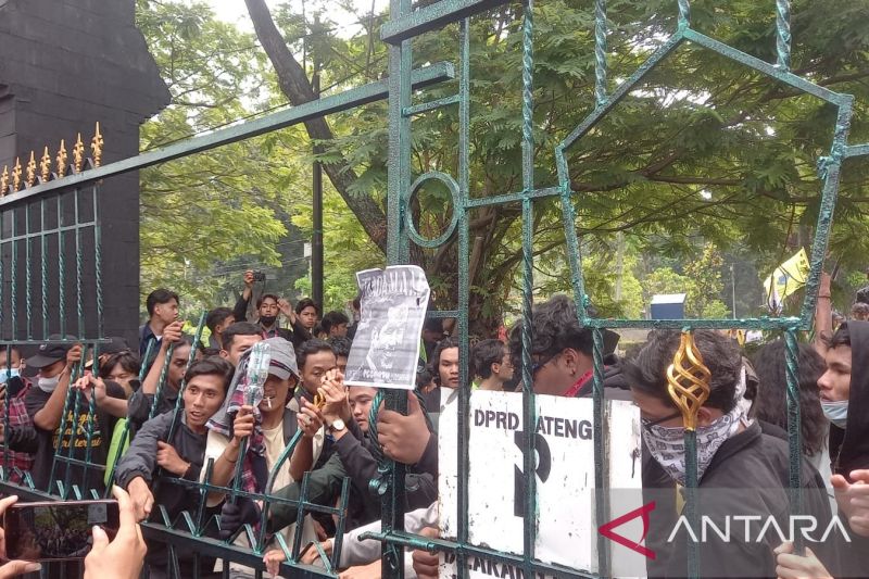 Belasan Mahasiswa Dilarikan ke RS setelah Aksi Ricuh di Semarang