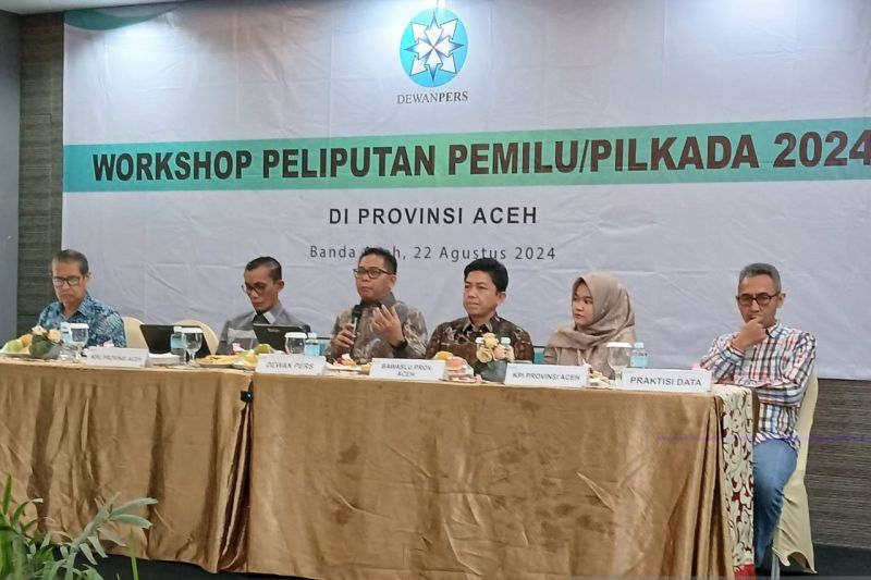 Anggota Dewan Pers Yadi Hendriana (pegang mic) saat memberikan keterangan terkait posisi pers dalam Pilkada pada workshop peliputan Pemilu/Pilkada 2024, di Banda Aceh, Kamis (22/8/2024)