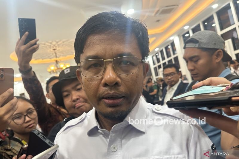 Anggota KPU RI Idham Holik saat memberikan keterangan pers di Kantor KPU RI, Jakarta, Kamis (22/8/2024). ANTARA/Rio Feisal