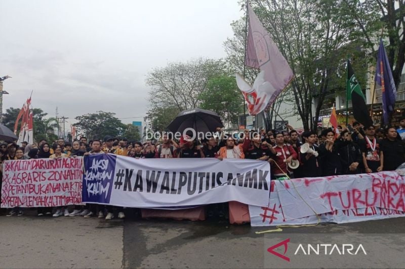 Aksi demontrasi di depan gerbang Unmul, Samarinda, Kamis (22/8) sore, menolak revisi UU Pilkada yang dinilai merusak tatanan demokrasi elektoral. (ANTARA/Ahmad Rifandi)