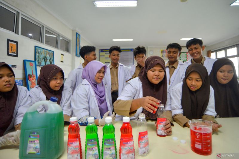 Siswa SMP Pembangunan Laboratorium UNP Ciptakan Sabun Ramah Lingkungan
