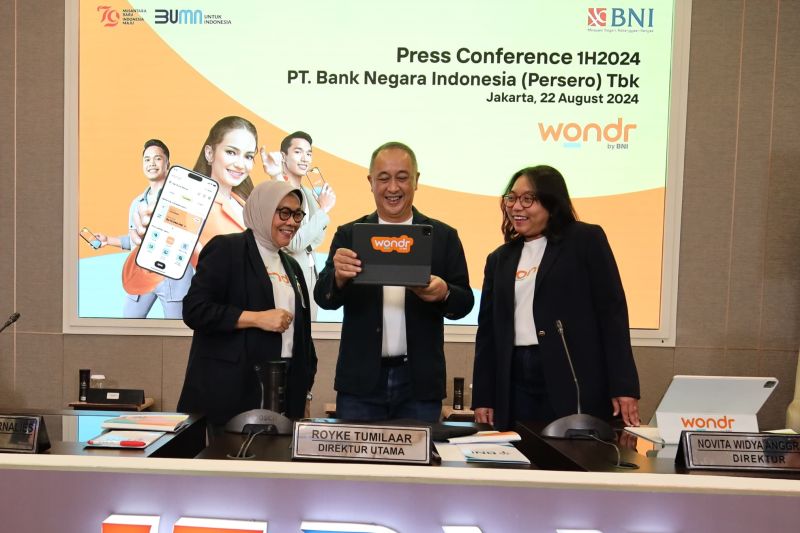 Direktur Utama BNI Royke Tumilaar (tengah) bersama Direktur Finance BNI Novita Widya Anggraini (kanan) dan Direktur Retail Banking BNI Corina Leyla Karnalies (kiri) saat konferensi pers Paparan Kinerja Semester I-2024 di Jakarta, Kamis (22/08/2024). (ANTARA/HO-BNI)