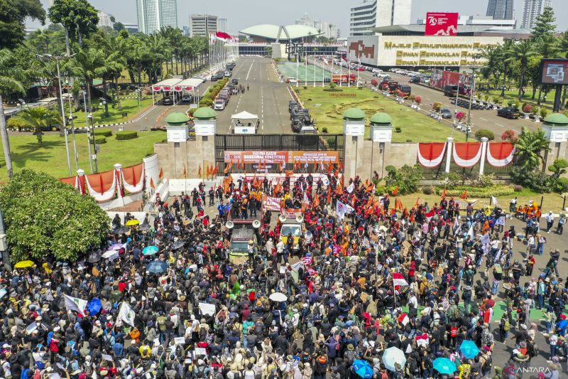 Masses from various elements flocked to the front gate of the parliament building in Jakarta on Thursday (August 22,2024) to defend the Constitutional Court's ruling on the threshold for regional head nominations and candidate age limits. ANTARA FOTO/Galih Pradipta/tom. (ANTARA FOTO/GALIH PRADIPTA)