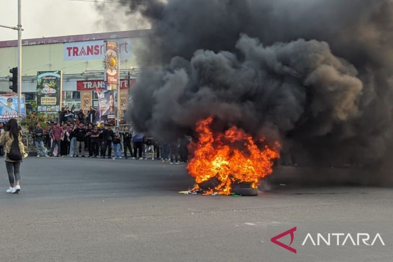 Ratusan mahasiswa di Banten turun ke jalan demo di kampus UIN Sultan Maulana Hasanuddin Banten dan melakukan long march ke lampu merah Ciceri, Kota Serang, Banten, Kamis (22/8/2024). (ANTARA/Desi Purnama Sari)