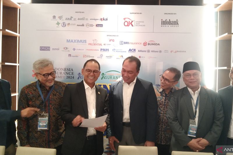 Kepala Eksekutif Pengawas Perasuransian, Penjaminan dan Dana Pensiun OJK Ogi Pratomiyono (Ketiga kiri) bersama pelaku industri asuransi di sela Indonesia Insurance Summit 2024 di Sanur, Denpasar, Bali, Kamis (22/8/2024) ANTARA/Dewa Ketut Sudiarta Wiguna