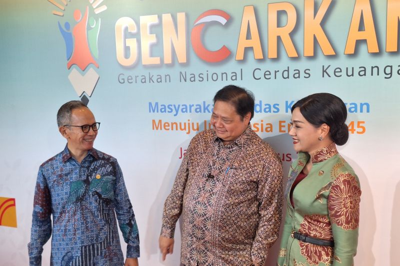 (Kiri-kanan) Ketua DK OJK Mahendra Siregar, Menteri Koordinator Bidang Perekonomian Airlangga Hartarto, Kepala Eksekutif Pengawas Perilaku Pelaku Usaha Jasa Keuangan, Edukasi, dan Perlindungan Konsumen OJK Friderica Widyasari Dewi di Jakarta, Kamis (22/8/2024) (ANTARA/Bayu Saputra)
