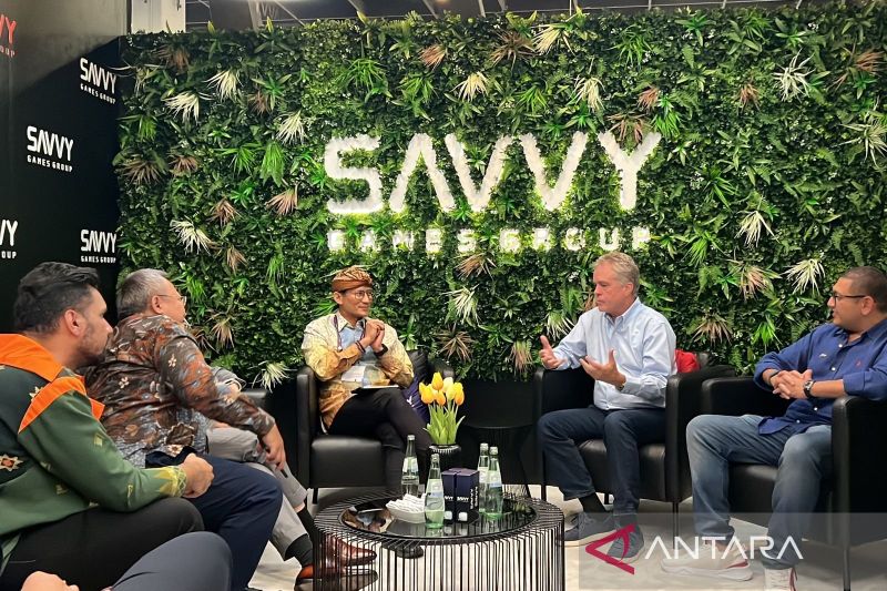 Menparekraf Sandiaga Uno bertemu Chief Executive Officer Savvy Games Group Brian Ward guna menjajaki peluang kolaborasi di Paviliun Savvy Games Group di ajang Gamescom 2024, Jerman. ANTARA/HO-Kemenparekraf