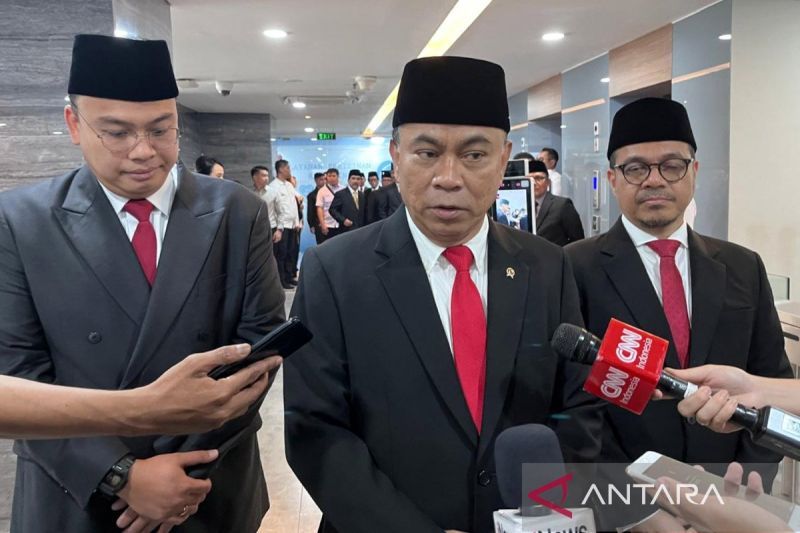 Arsip Foto - Menteri Komunikasi dan Informatika Budi Arie Setiadi (tengah) bersama Wakil Menteri Komunikasi dan Informatika Nezar Patria (kanan) dan Wakil Menteri Komunikasi dan Informatika Angga Raka Prabowo dalam wawancara cegat di Gedung Kementerian Kominfo, Jakarta, Senin (19/8/2024). (ANTARA/Fathur Rochman/am)