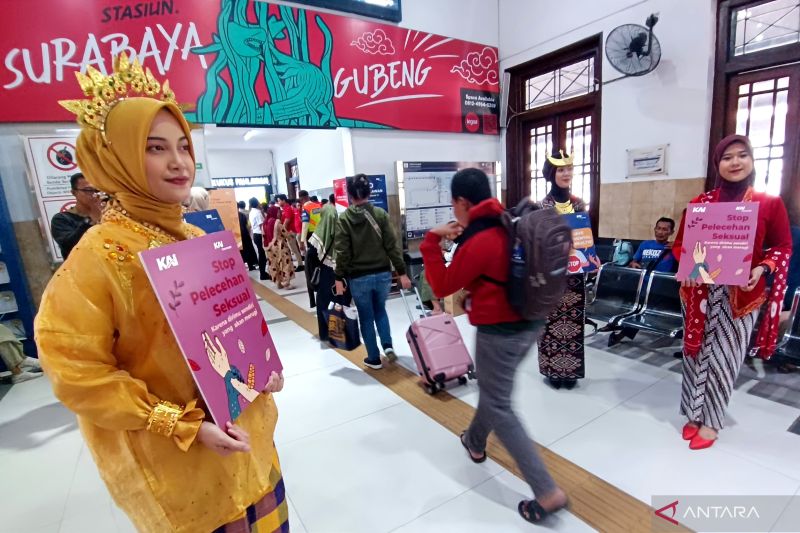 Sejumlah petugas yang mengenakan baju adat membawa poster seruan tolak pelecehan seksual di Stasiun Gubeng Surabaya, Kamis (21/8/2023). ANTARA/Naufal Ammar Imaduddin